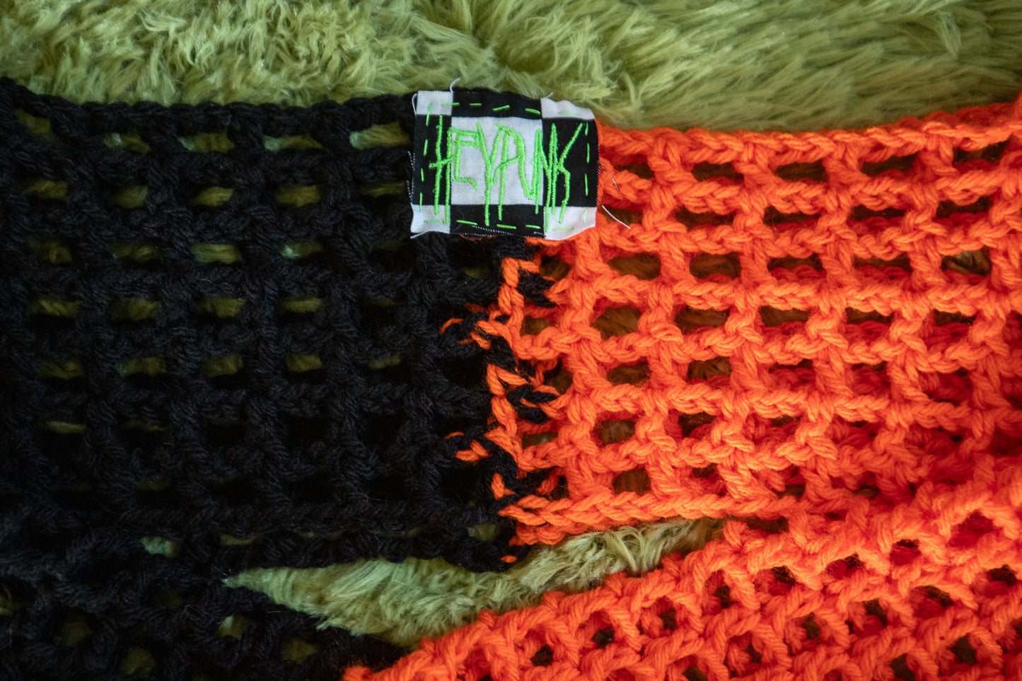 ⬛️ split shrug 🟧